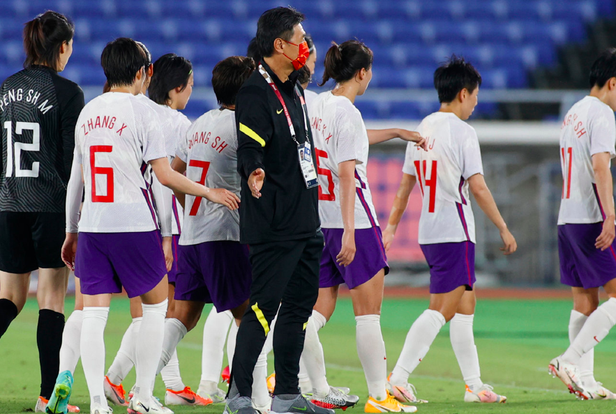  女足姑娘创历史，首次捧起洲际奖杯