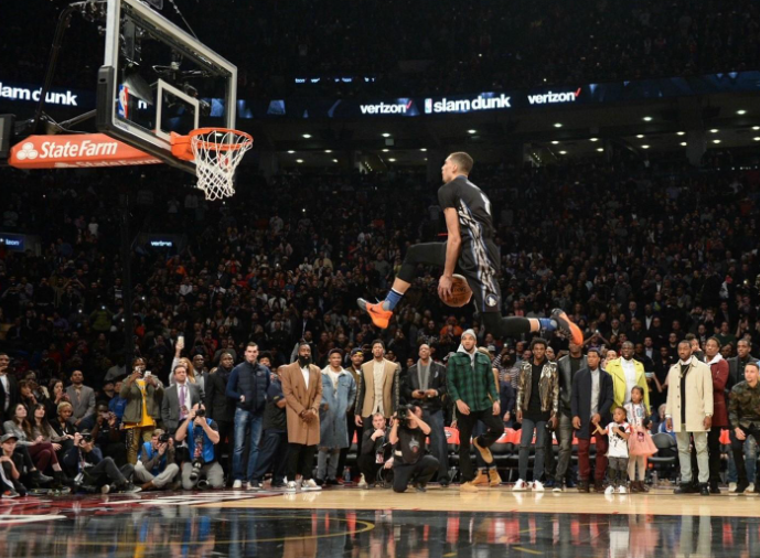  扣篮大赛创意无限，飞行大队竞逐天际