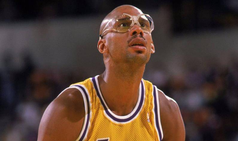  贾巴尔发球上网战术奏效轻取胜利果实