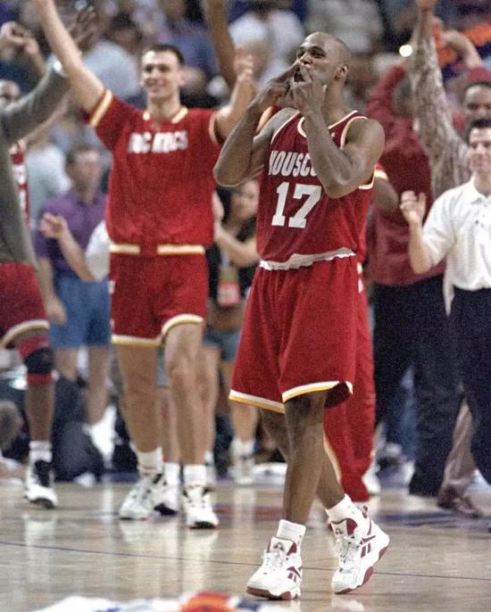  内线巨无霸统治禁区彰显绝对实力