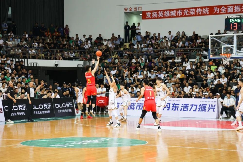  篮球装备市场火爆，球迷消费热情高涨