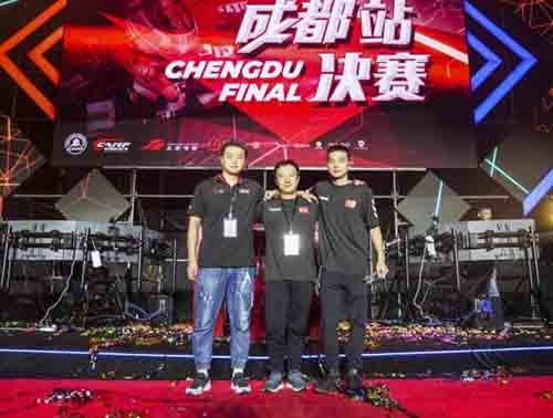  电竞选手刻苦训练备战国际大赛