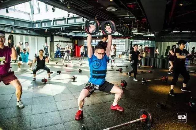  夜间灯光球场投入使用，上班族下班后挥拍健身